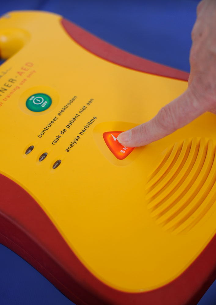 Huschka instructeur laat zien hoe je een AED moet gebruiken