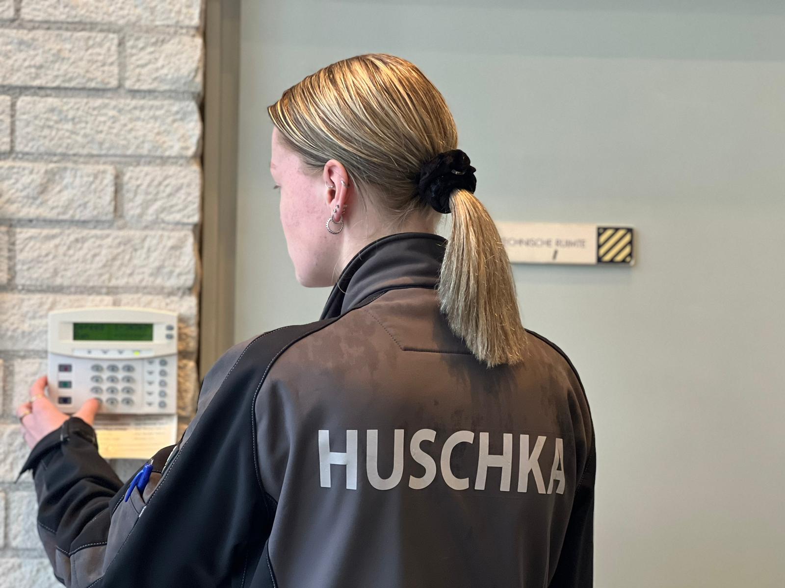 Huschka Surveillant bedient alarmsysteem